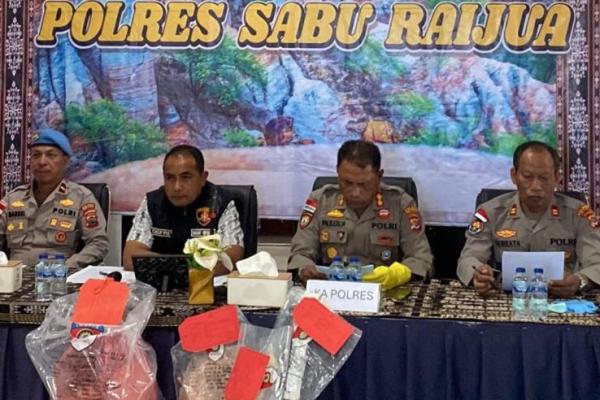 Kapolres Sabu Raijua AKBP Paulus Naatonis memaparkan penanganan sejumlah kasua menonjol yang ditangani dalam beberapa bulan terakhir 