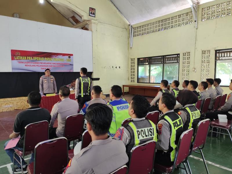 Wakapolres Manggarai Barat memimpin Latpraops Patuh Turangga 2026 di Aula Kemala Mapolres Manggarai Barat. 