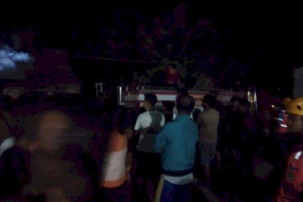 Kasus kebakaran di Kelurahan Sikumana Kecamatan Maulafa Kota Kupang menjadi tontonan warga. 