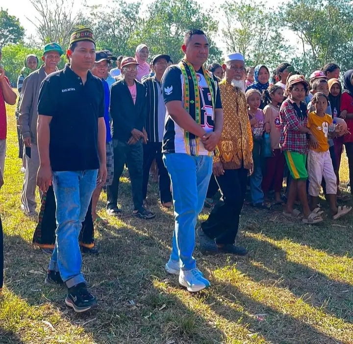 Ketua PSSI Manggarai Barat disambut masyarakat saat membuka turnamen sepak bola di desa. 