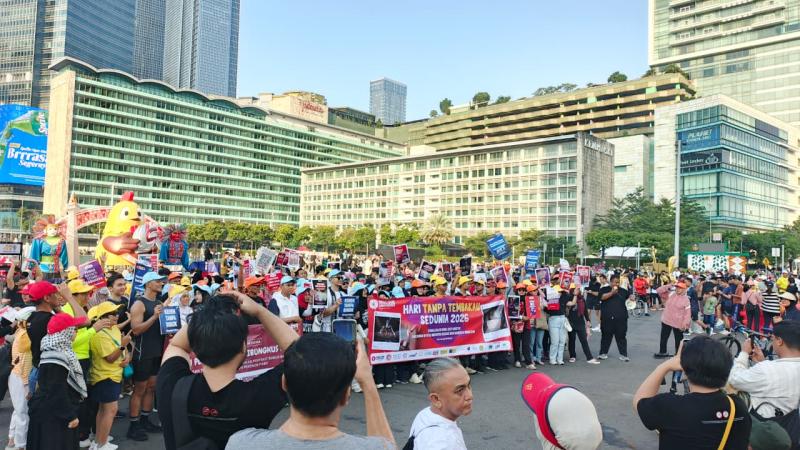 Ratusan pemuda yang tergabung dalam Koalisi Save Our Surroundings (SOS), beranggotakan 50 organisasi melakukan car free day (CFD) dalam rangka merayakan Hari Tanpa Tembakau Sedunia (HTTS) untuk menyuarakan hidup sehat tanpa rokok. 