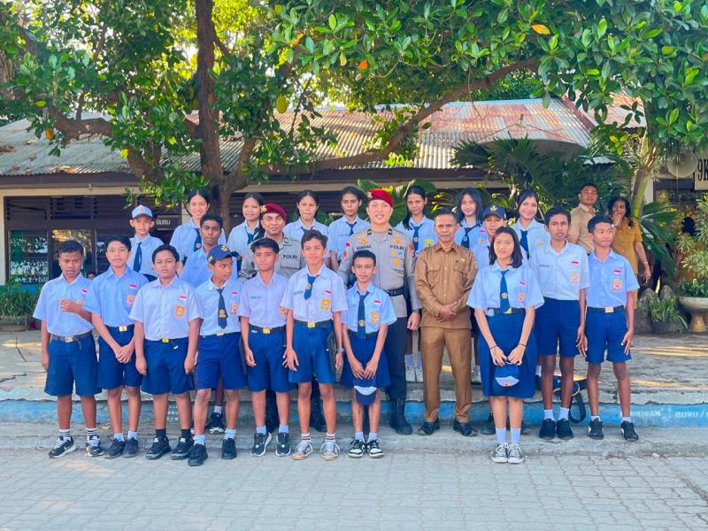  Guru dan siswa SMPN 3 Kupang saat mengikuti upacara yang dipimpin Ipda Theorangga Rohi dari Ditreskrimum Polda NTT, Senin (8/6/2026) 