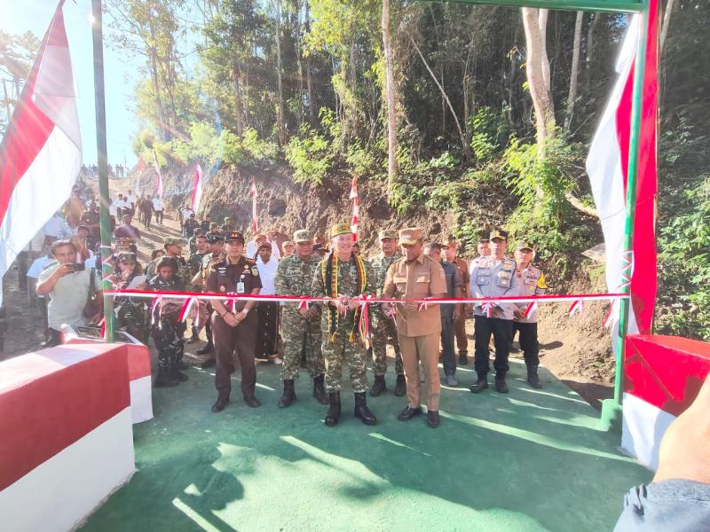 Pangdam IX/Udayana bersama Bupati Manggarai melakukan prosesi gunting pita peresmian Jembatan Perintis Garuda Dusun Rabo, Kelurahan Wangkung, Kecamatan Reok, Kabupaten Manggarai, Selasa (9/6/2026). 