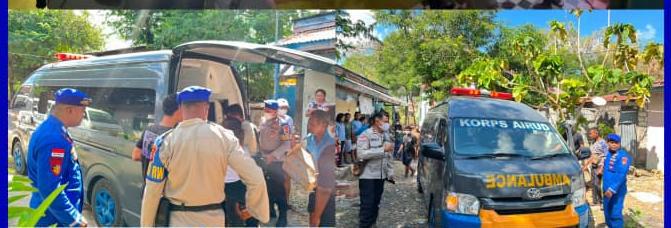 Anggota Ditpolairud Polda NTT saat mengantar jenazah hingga ke Kabupaten TTS 