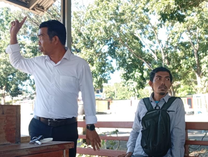 Adhar (Kepala Unit Tindak Pidana Tertentu) dan Hairudin sedang berdebat di Pendopo Kepolisian Resor Manggarai Barat. 