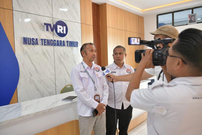 Ketua KPID NTT, Yohanes Hamba Lati saat diwawancarai usai melakukan kunjungan silaturahmi ke TVRI NTT guna memastikan kesiapan lembaga penyiaran publik itu menjelang penyelenggaraan Piala Dunia, Rabu, (11/6/2026). 