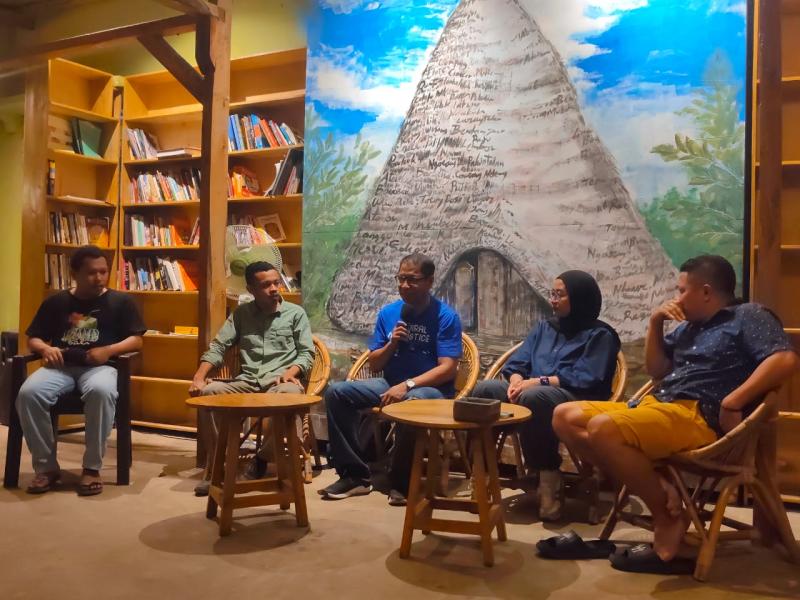Ketua AJI Kupang, Djemi Amnifu, memaparkan tantangan jurnalisme di NTT dalam diskusi bersama wartawan di Labuan Bajo, Jumat (12/6/2026). 