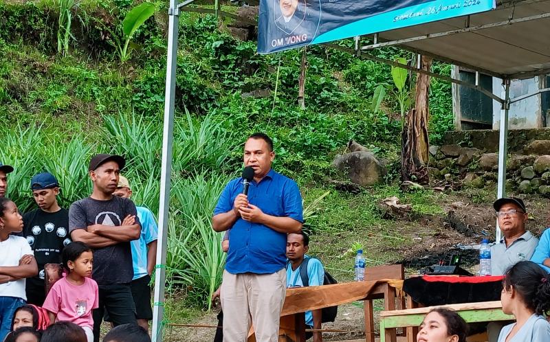 Romo Dedi Saldi saat memberikan sambutan pada penutupan Turnamen Bola Voli Amal Kapela Sewar, Minggu (14/6/2026). 