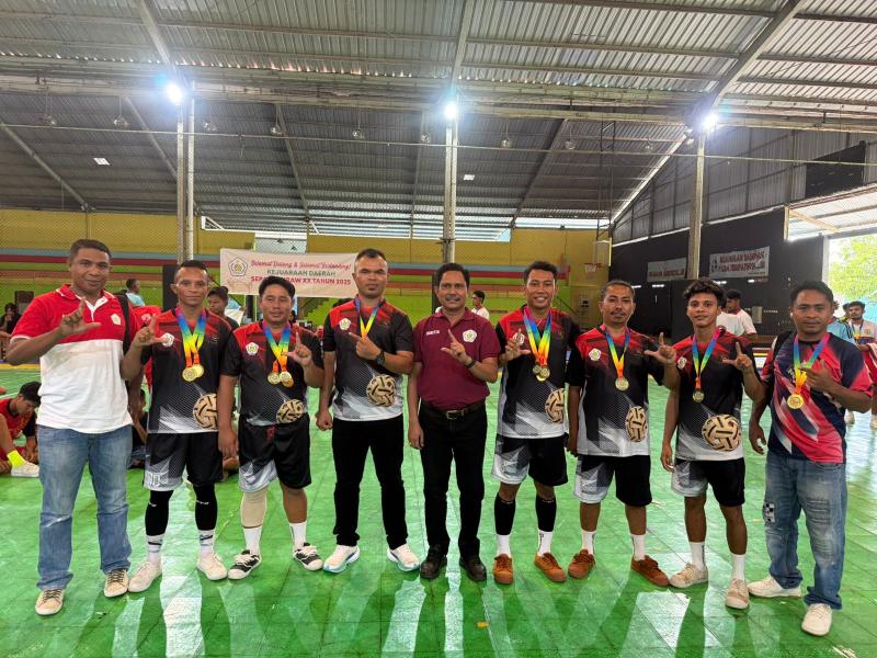 Keterangan Foto: Kontingen sepak takraw Kabupaten Manggarai Barat berpose usai berlaga pada Kejuaraan Daerah (Kejurda) PSTI NTT XX Tahun 2025. Dalam ajang tersebut, tim Manggarai Barat tampil dominan dengan meraih tiga medali emas pada kategori senior putra, sekaligus mengantarkan daerah itu mewakili NTT pada Liga Sepaktakraw Indonesia 2026. (Foto GBRNews.id) 