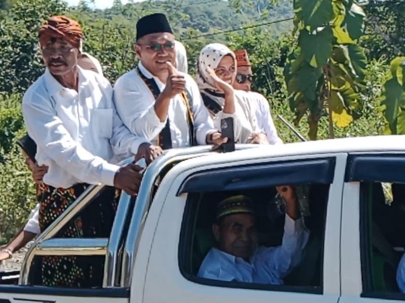 Jurae bersama para pendukungnya saat konvoi pendaftaran bakal calon kepala desa di Desa Macang Tanggar. 