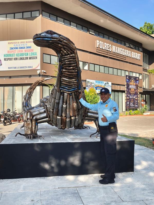Manfaatkan Knalpot Brong, Polres Mabar Bangun Patung Komodo Setinggi 3 Meter di Labuan Bajo