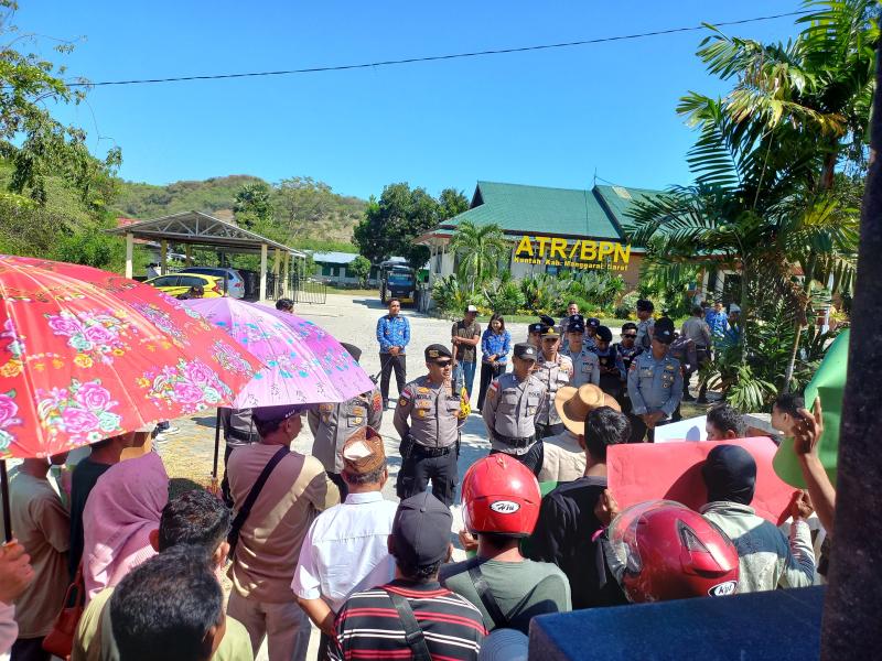 Aksi unjuk rasa keluarga almarhum Ibrahim Hanta di depan kantor BPN Manggarai Barat menuntut pembatalan dua SHM terkait lahan di Keranga. 