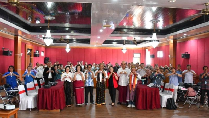 Bupati Manggarai, Herybertus Geradus Laju Nabit, bersama jajaran Pemerintah Daerah dan perwakilan Yayasan Plan International Indonesia berfoto bersama usai peluncuran SIAP Project di Aula Ranaka Kantor Bupati Manggarai, Kamis (18/6/2026). 