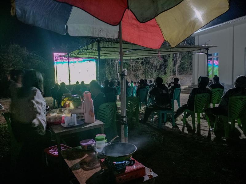 Warga antusias mengikuti nonton bareng (nobar) Piala Dunia 2026 di Kantor Desa Batu Cermin. 