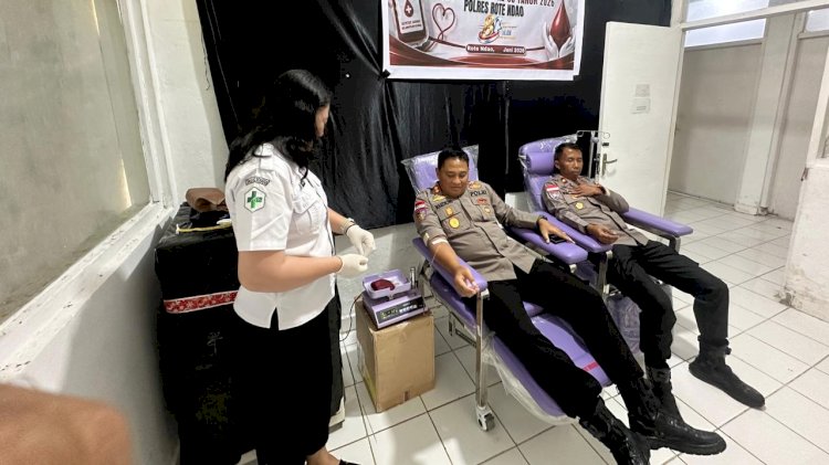 Kapolres Rote Ndao AKBP Mardiono saat melakukan aksi donor darah untuk kemanusiaan 