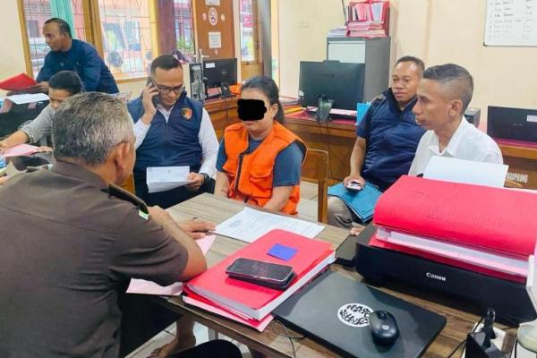 Penyidik Polda NTT  Ipda Yosua Atacay, Aiptu Immanuel dan  Aipda Ferdinan Boys yang diterima Jaksa Penuntut Umum (JPU), Samsu Efendi Banu. Saat diserahkan ke jaksa, tersangka Sary didampingi penasehat hukumnya, Hangri Pah. 
