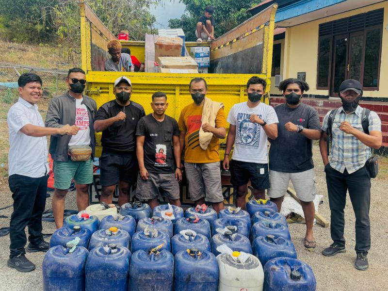  Aparat Ditpolairud Polda NTT saat mengamankan truk ekspedisi dan minyak tanah selundupan ke Kabupaten Rote Ndao. 