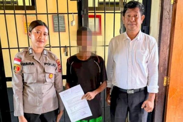Penyidik Unit PPA Polres TTU saat melimpahkan tersangka ke Kejari kefamenanu-TTU. 