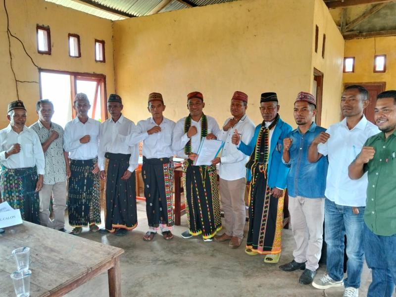 Bonafantura Jasman (tengah) secara resmi mendaftarkan diri sebagai Calon Kepala Desa Watu Manggar. 