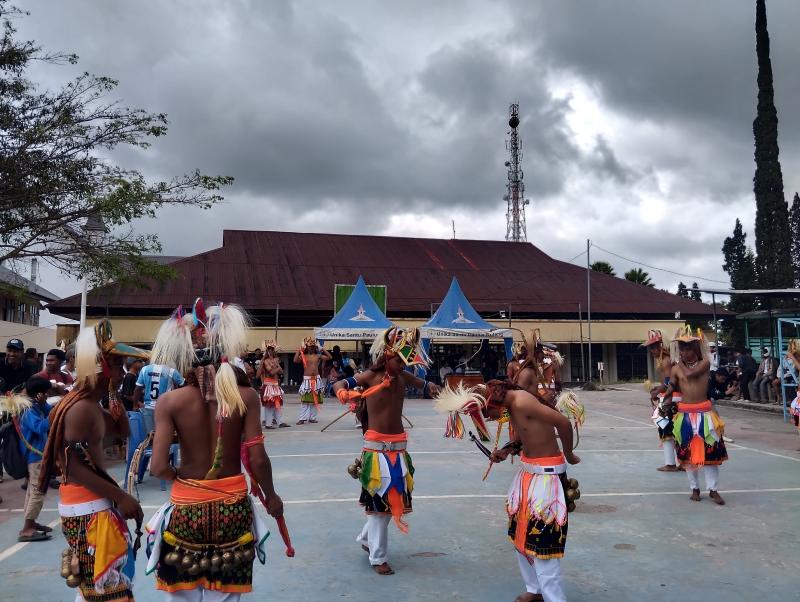 Pentas Seni Budaya Caci dalam rangka memeriahkan Dies Natalis ke-23 Prodi PGSD Unika Santu Paulus Ruteng di Lapangan Voli Kampus, Minggu (21/6/2026). 