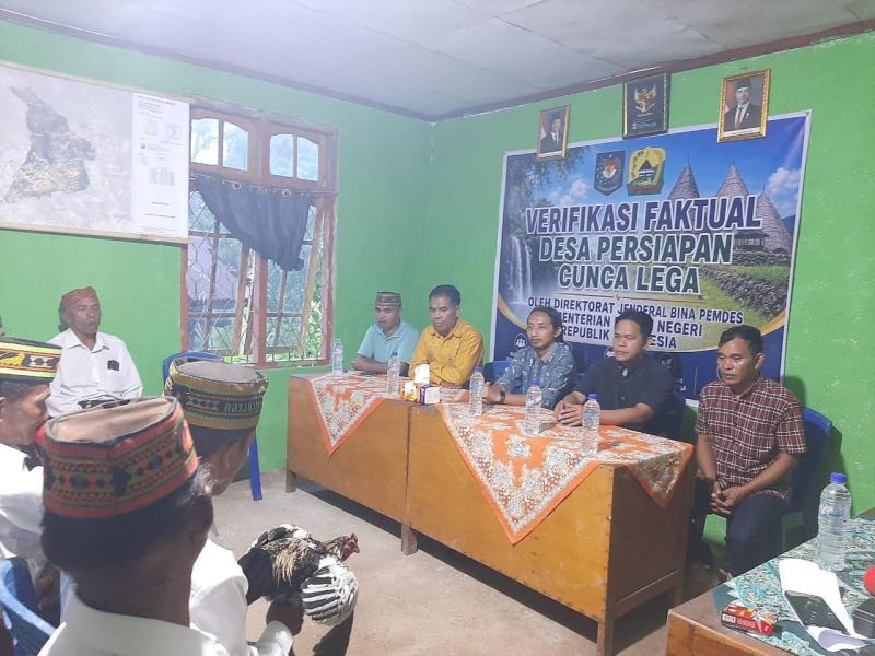 Tim Kemendagri bersama unsur pemerintah, TNI, dan masyarakat mengikuti verifikasi faktual Desa Persiapan Cunca Lega di Kecamatan Rahong Utara, Kabupaten Manggarai, sebagai bagian dari proses menuju desa definitif. 
