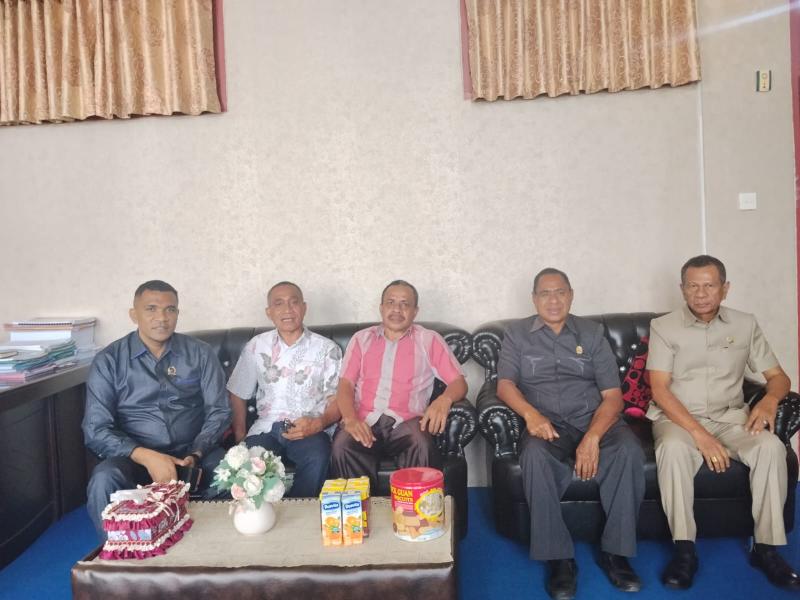  Ketua DPRD TTU, Kristoforus Efi mengunjungi dokter Icha yang sementara menjalani perawatan di RSU Leono diduga trauma akinat intimidasi oknum DPRD TTU. 
