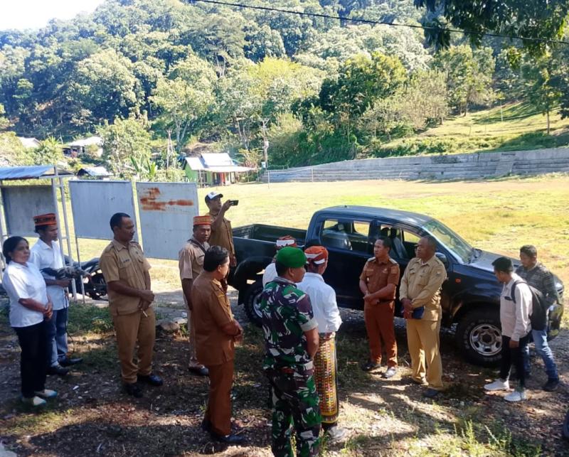 Camat Reok bersama Babinsa dan jajaran pemerintah desa saat kunjungan kerja di Desa Ruis, Kecamatan Reok, Selasa (23/6/2026). 