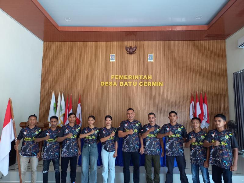 Plt Ketua IPSI Manggarai Barat, Marianus Yono Jehanu, bersama kontingen saat pelepasan atlet untuk Kejurda NTT 2026 di Ruteng, Rabu (24/6/2026). 