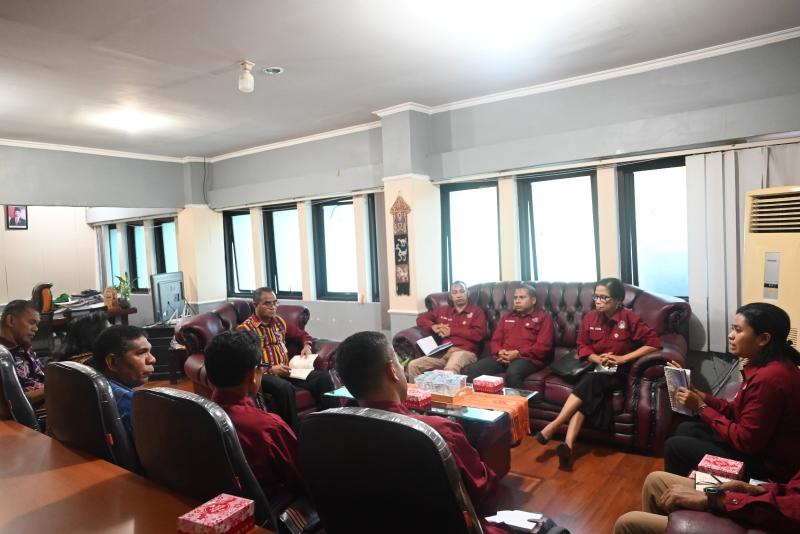 Kepala Dinas Pendidikan dan Kebudayaan NTT, Ambrosius Kodo saat menerima kunjungan KPID NTT dipimpin Ketua KPID NTT Yohanis Hamba Lati di Kupang, Kamis (25/6/2026). 