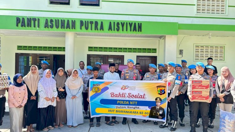  Kabid Propam Polda NTT AKBP Muhammad Andra Wardhana dan jajaran saat menyerahkan bantuan kepada anak panti asuhan 