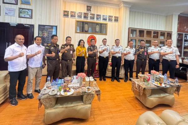 Kakanwil Direktorat Jenderal Pemasyarakatan (Ditjenpas) NTT, Decky Nurmansyah audiensi bersama Kepala Kejaksaan Tinggi NTT, Roch Adi Wibowo pada Kamis (25/6/2026).  