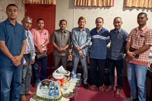 Petrus Sole Ratrigis didampingi penasehat hukumnya menemui pimpinan DPRD Kabupaten TTU 