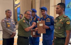 Dua anggota Polairud Polda NTT saat menerima penghargaan
