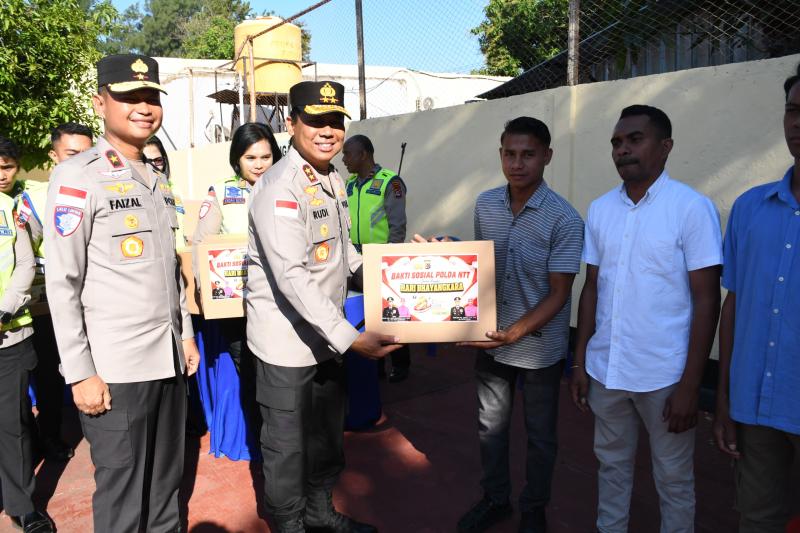 Kapolda NTT, Irjen Pol. Dr Rudi Darmoko didampingi Wakapolda NTT Brigjen Pol. Faizal saat membagikan paket Sembako 