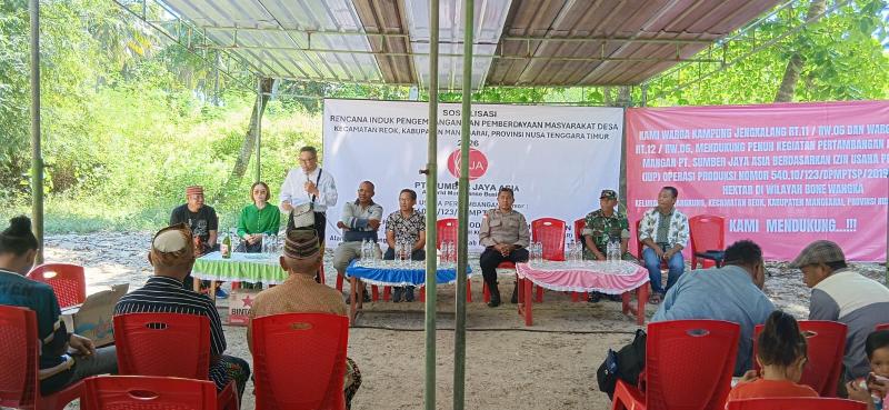 Sosialisasi rencana tambang mangan PT Sumber Jaya Asia di Dusun Bone Wangka, Reok, Minggu (28/6/2026). 