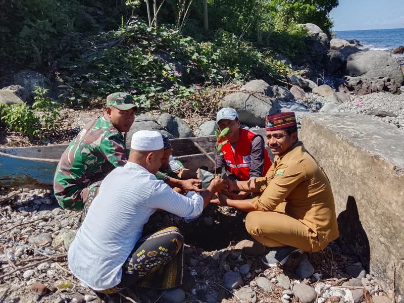 Babinsa Koramil 1612-05/Satar Mese bersama pemuda lintas agama dan unsur masyarakat menanam bibit mangrove di pesisir Desa Terong sebagai upaya menjaga kelestarian lingkungan dan mencegah abrasi. 