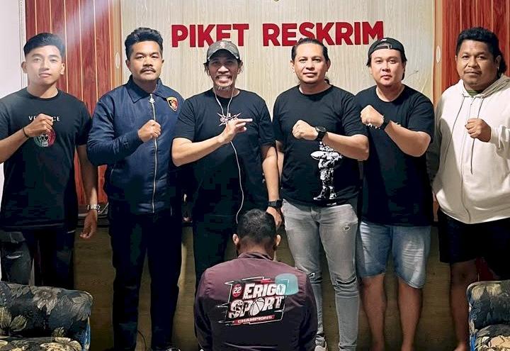 Tersangka kasus penipuan saat diamankan polisi 