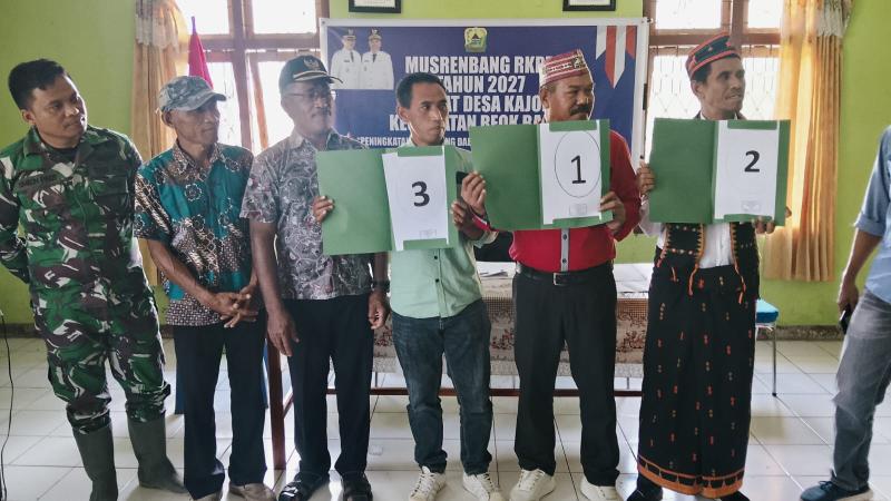 Babinsa Koramil 1612-02/Reok kawal penetapan nomor urut Calon Kades Kajong. 