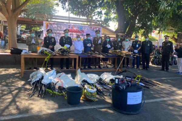Polres Flores Timur memusnahkan 863 senjata api rakitan (Senpira) pada Rabu (1/7/2026)  bertepatan dengan peringatan Hari Bhayangkara ke-80 tahun 2026. 