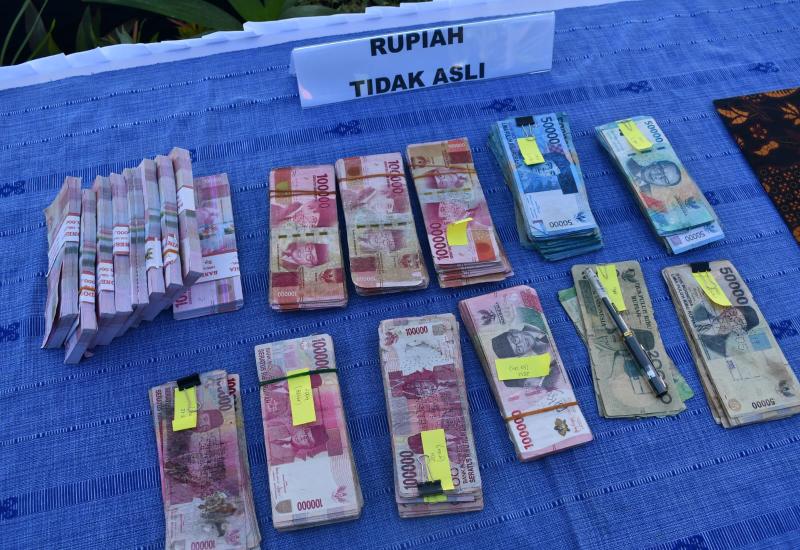 Barang buktiuang palsu yang akan dimusnahkan 