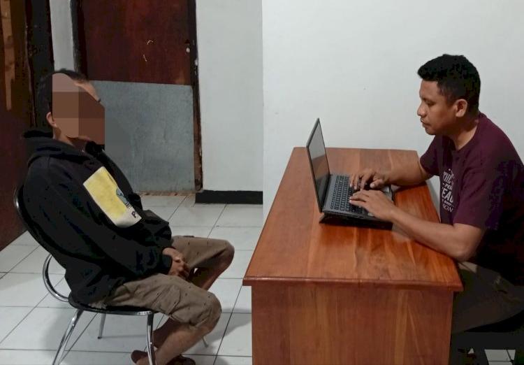 Penyidik Polsek maulafa saat melakukan pemeriksaan terhadap dua tersangka pelaku pencurian anjing milik Gereja Katolik BTN Kolhua 