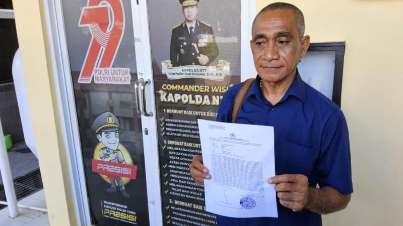  Kuasa hukum keluarga dr. Icha, Viktor Emanuel Manbait usai membuat laporan polisi di Polda NTT, Jumat (3/7/2026) 
