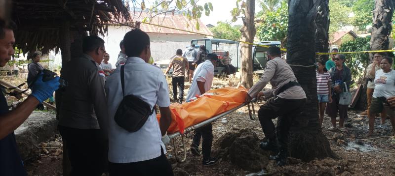 Polisi mengevakuasi jenazah nelayan yang ditemukan dalam gubuknya pada Senin (6/7/2026) 