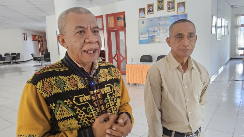 Gabriel Pakaenoni dan Viktor Manbait usai memberikan keterangan di BK DPRD Kabupaten TTU 