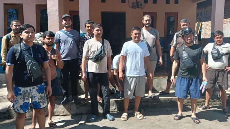 16 WNA Asal Uzbekistan Terdampar di Kampung Air Panas Pantar-Alor