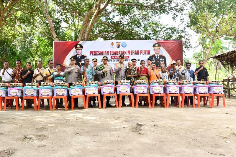 Kapolda NTT Irjen Pol Rudi Darmoko menyerahkan bantuan sosial kepada warga di Desa Benu Kecamatan Takari 