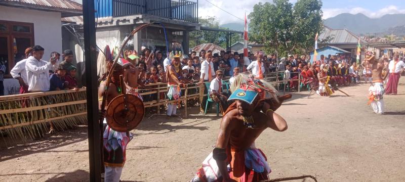 Tradisi Caci digelar di Rumah Gendang Ting Leda, Desa Satar Ngkeling, sebagai ungkapan syukur atas Kaul Kekal Romo Alfonsius Cai, dengan pengamanan dari Babinsa Koramil 1612-01/Ruteng. 