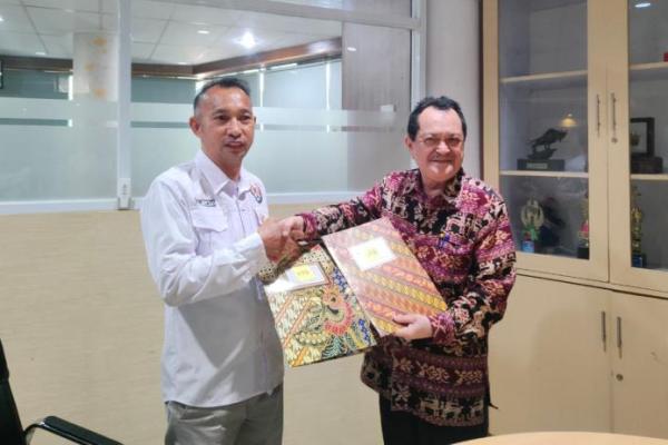 Ketua KPID NTT, Yohanes Hamba Lati, bersama Rektor Universitas Citra Bangsa, Prof Frans Salesman usai teken MoU di di Aula Gedung Rektorat UCB Kupang, Rabu (8/7/2026) 