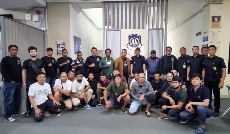 Sebanyak 16 WNA Uzbekistan diserahkan Kasat Reskrim Polres Alor ke Imigrasi Kupang, Kamis (9/7/2026) 