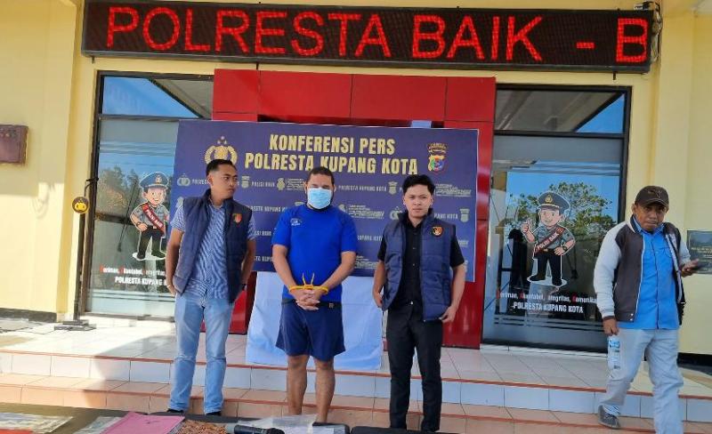 YPSB alias Yohanes (46), tidak berkutik saat diamankan aparat Polresta Kupang Kota akhir pekan lalu.  